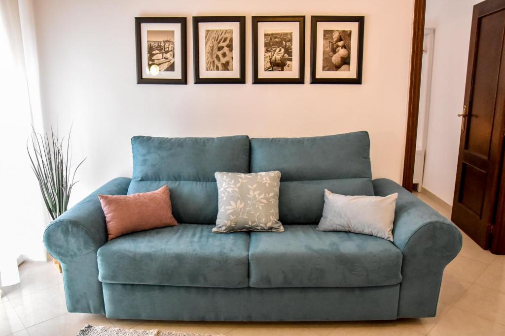 A seating area at Alohamundi San Leandro