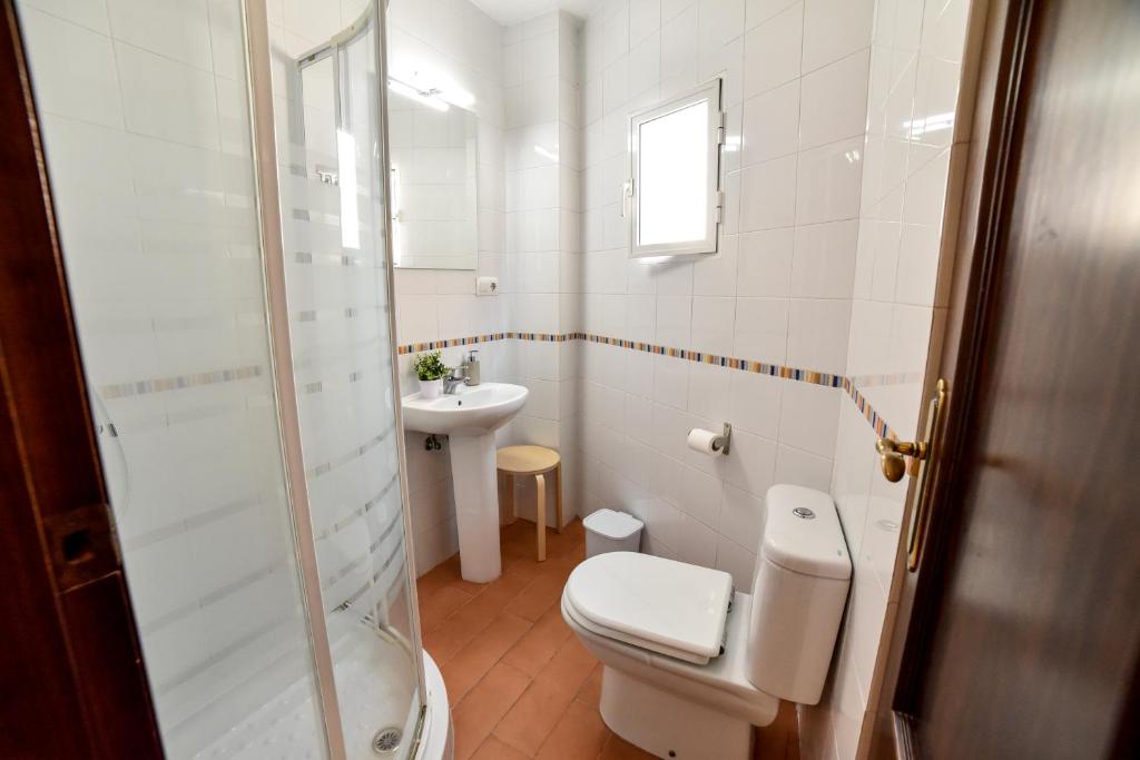 A bathroom at Alohamundi San Leandro