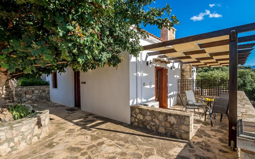 Balkon lub taras w obiekcie Artemida Traditional Homes BY APOKORONAS-VILLAS