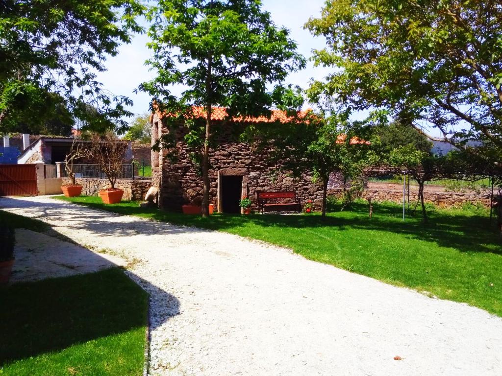 an old stone building with a driveway at Casa de Campo in Malpica