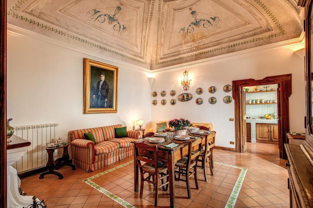 salon ze stołem i kanapą w obiekcie Casa Marina w mieście Positano
