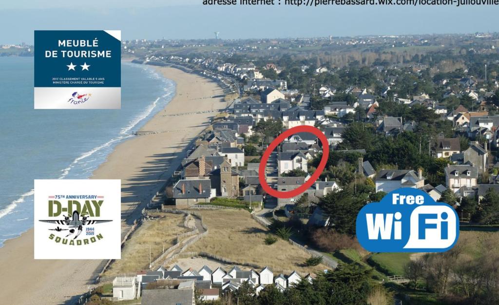 eine Luftansicht auf einen Strand mit einem Schild, das kostenloses WLAN liest in der Unterkunft BAIE MT ST MICHEL VILLA Caprice Rdc 50 m Mer Prés Plage DDAY 7pers in Jullouville-les-Pins