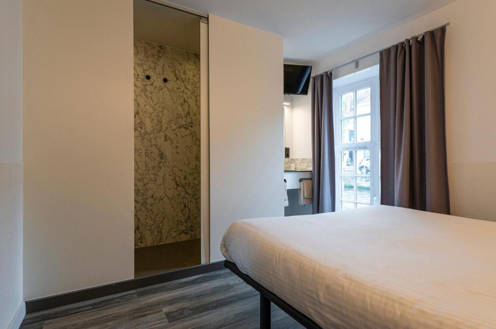 Postel nebo postele na pokoji v ubytování Canalview Hotel Ter Reien
