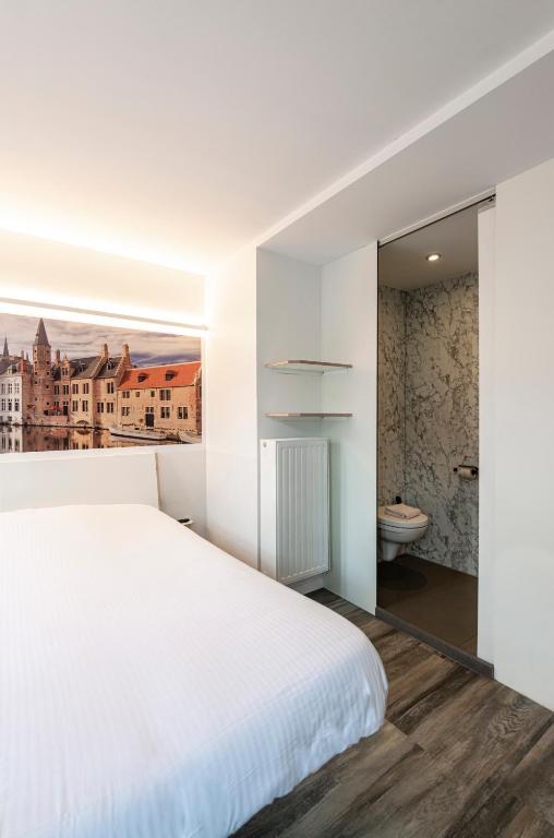 Postel nebo postele na pokoji v ubytování Canalview Hotel Ter Reien