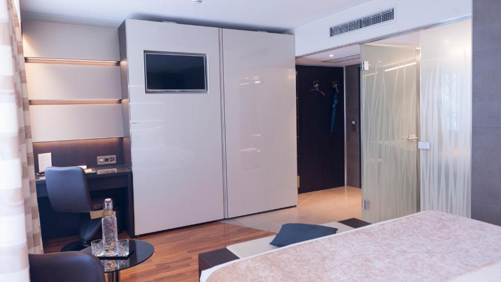 Postel nebo postele na pokoji v ubytování Hotel Krone Unterstrass