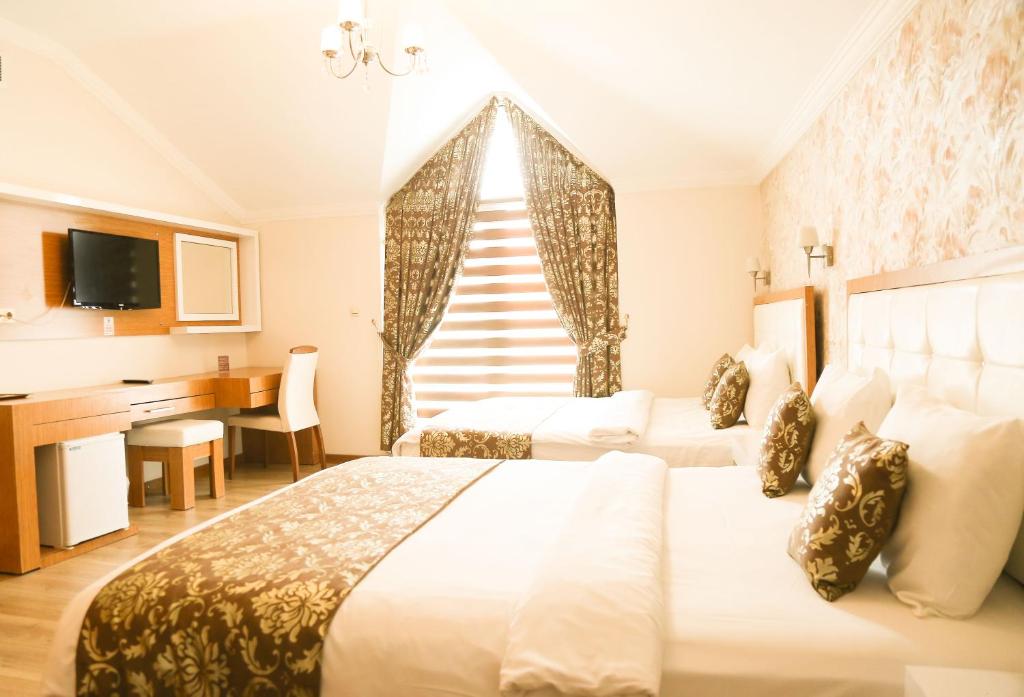 Postel nebo postele na pokoji v ubytování Cebeciler Hotel