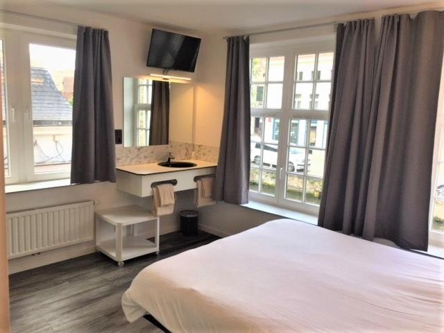 Postel nebo postele na pokoji v ubytování Canalview Hotel Ter Reien