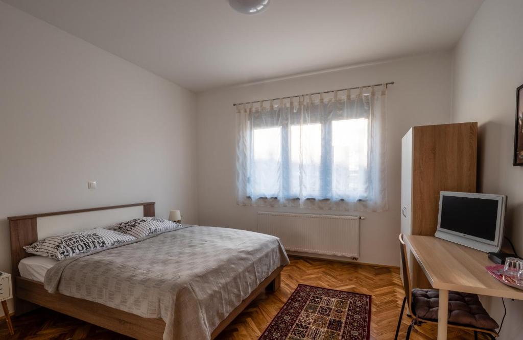 Televízia a/alebo spoločenská miestnosť v ubytovaní EVA Rooms & Studio Apartment