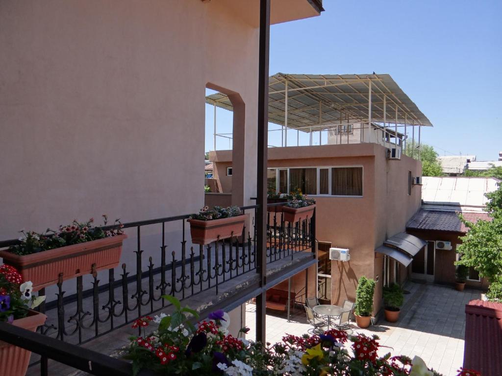 un balcón de una casa con macetas en Areg Hotel, en Ereván