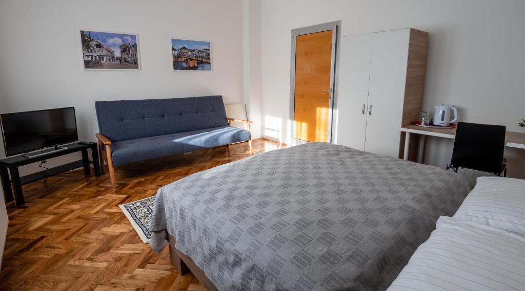 Posteľ alebo postele v izbe v ubytovaní EVA Rooms & Studio Apartment