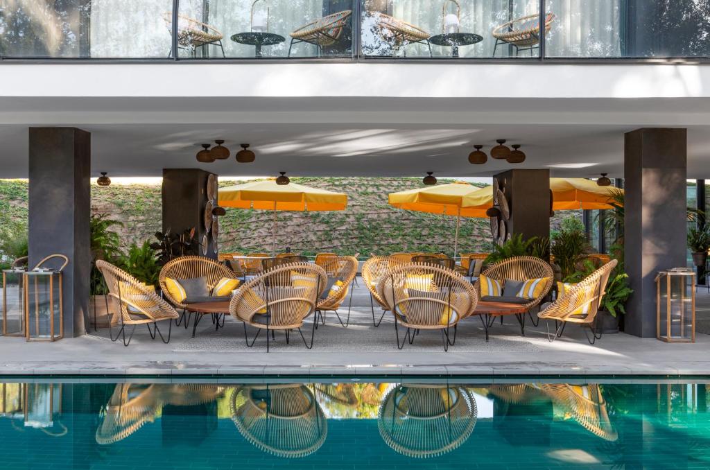 Bazén v ubytování LAVIDA Hotel at Camiral Golf & Wellness nebo v jeho okolí