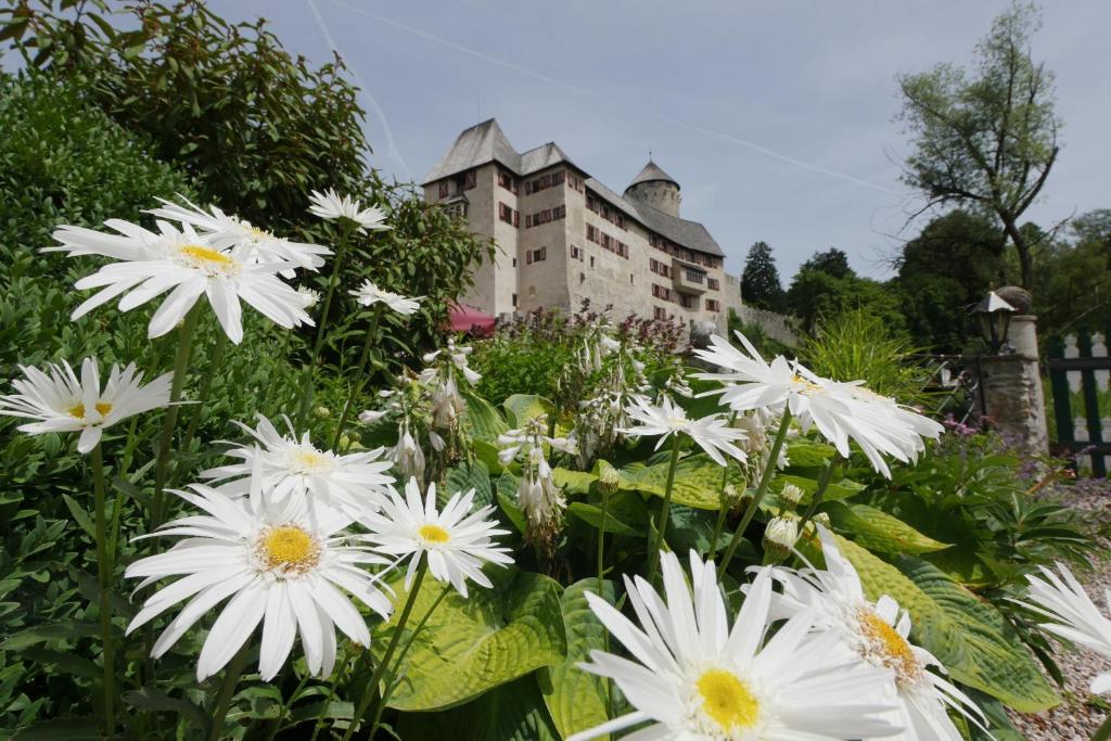 einen Haufen weißer Blumen vor einem Gebäude in der Unterkunft Schloss Matzen in Reith im Alpbachtal