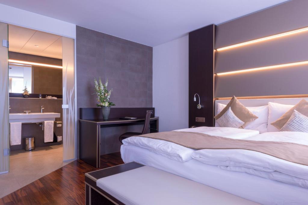 Postel nebo postele na pokoji v ubytování Hotel Krone Unterstrass