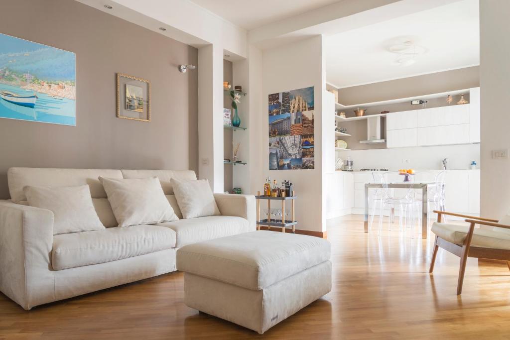 - un salon avec un canapé blanc et une table dans l'établissement Milano Cosmopolitan Home, à Milan