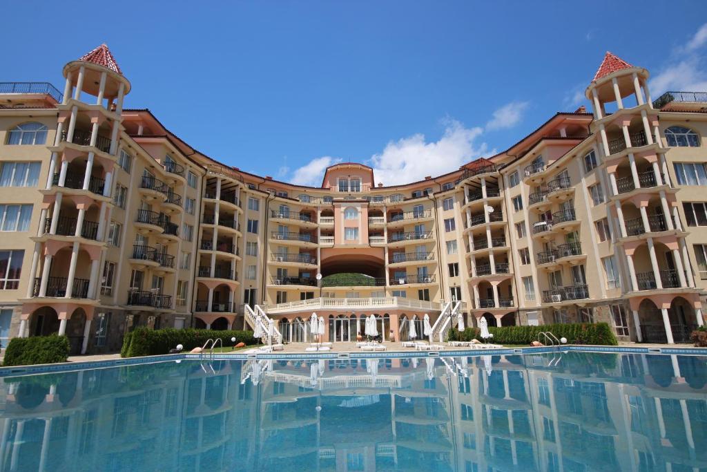Bazén v ubytování Menada Negresco Apartments nebo v jeho okolí