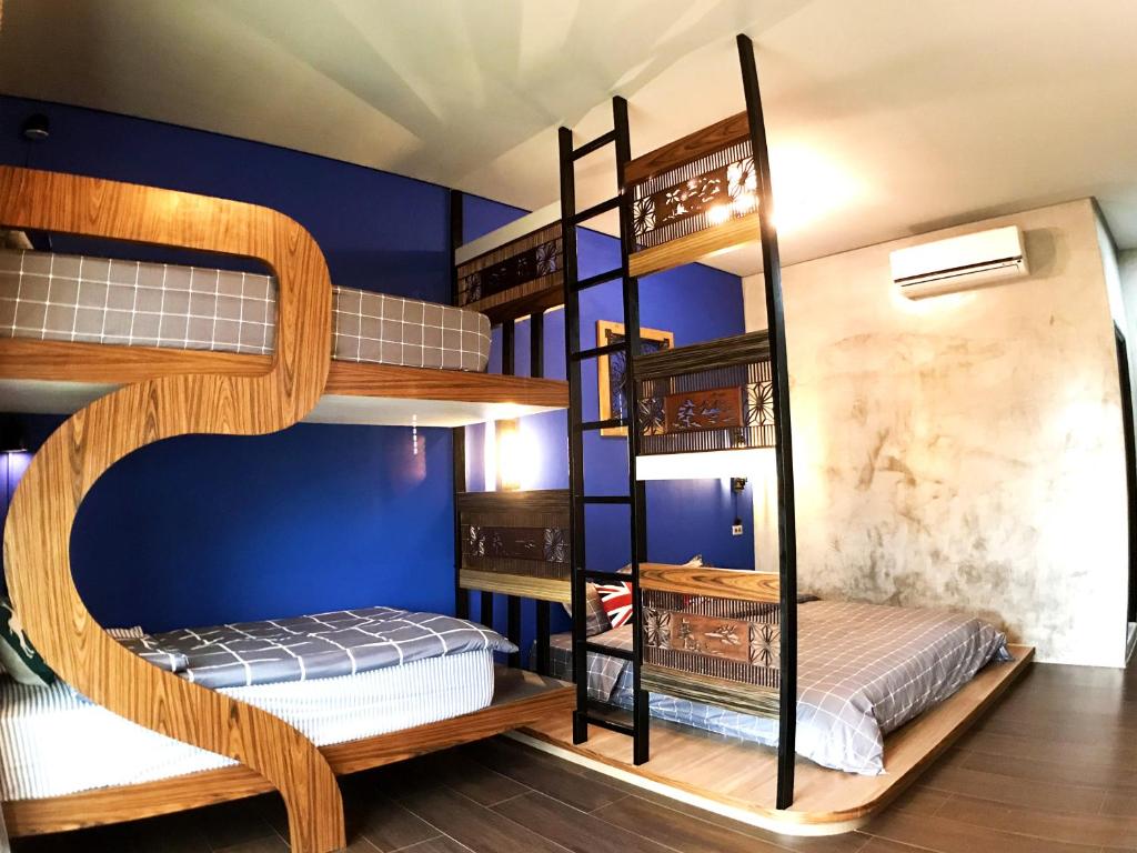 Zimmer mit Etagenbetten und blauer Wand in der Unterkunft ALL BLUE in Altstadt von Hengchun