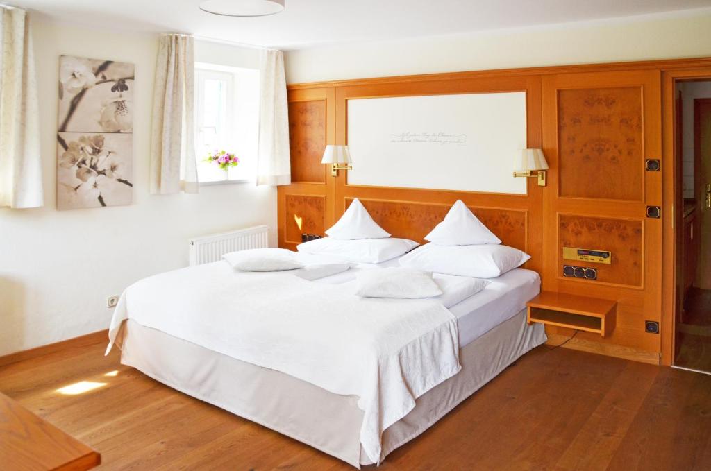 Postel nebo postele na pokoji v ubytování Hotel Fischerhaus