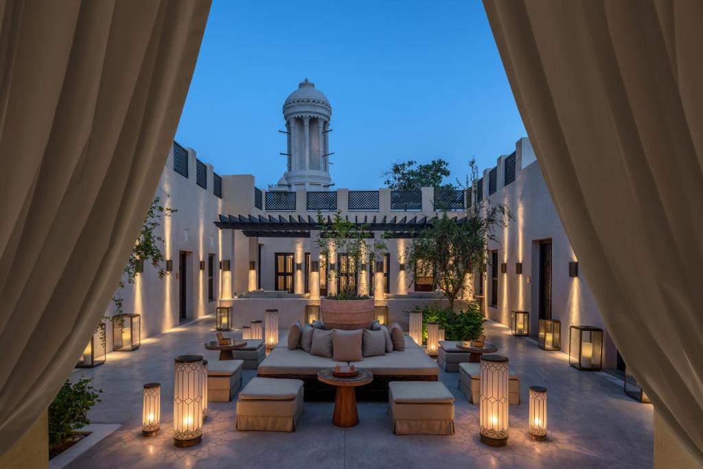 vista sul cortile di un edificio con torre dell'orologio di The Chedi Al Bait, Sharjah a Sharjah