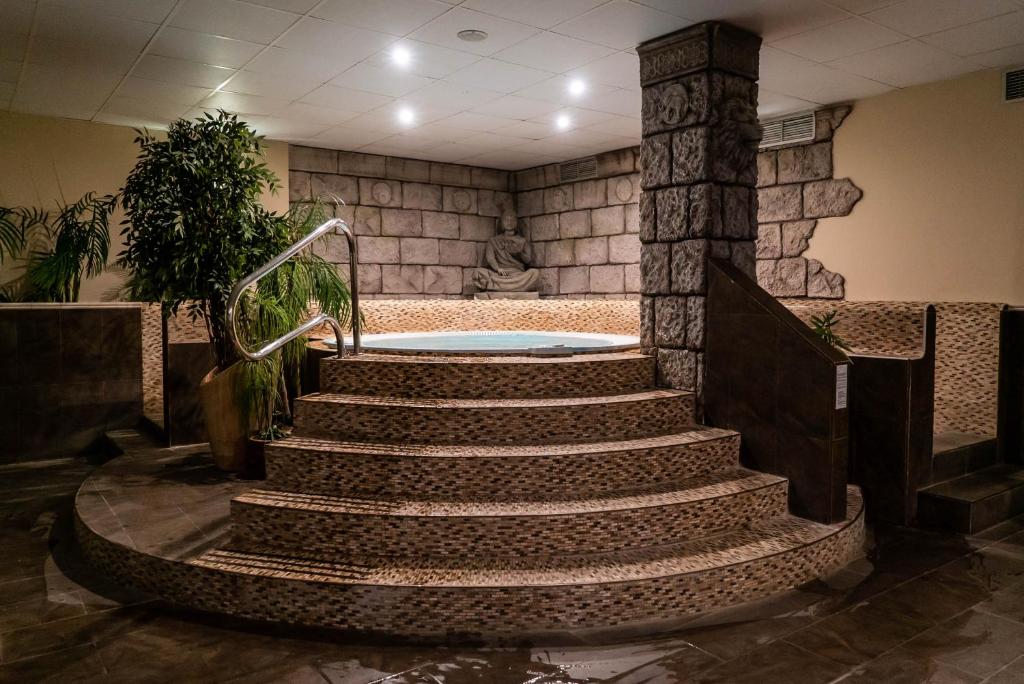 a set of stairs in a room with a bath tub at Hotel Spa Cádiz Plaza in Cádiz