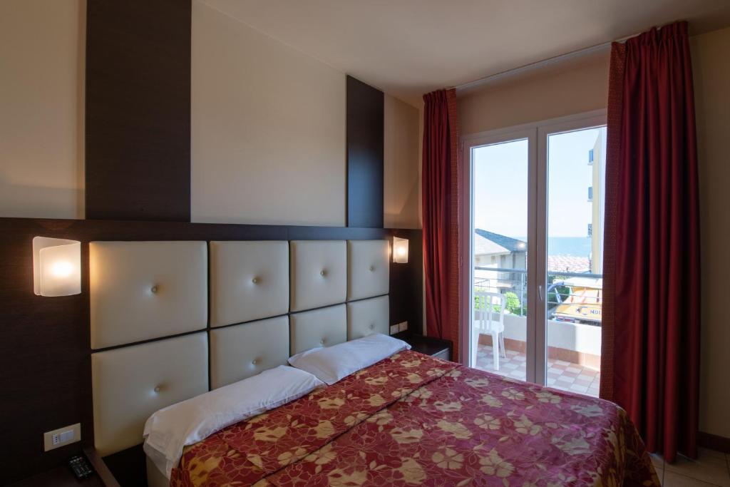 Postel nebo postele na pokoji v ubytování Hotel Mondial