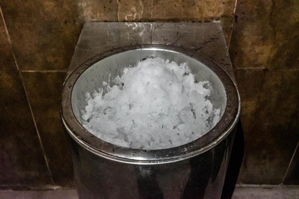 a trash can full of snow in a bathroom at Hotel Spa Cádiz Plaza in Cádiz