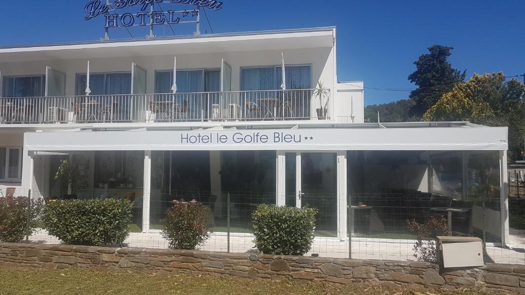 un hôtel avec un panneau indiquant l'hôtel dans l'établissement Hotel Le Golfe Bleu, à Cavalaire-sur-Mer