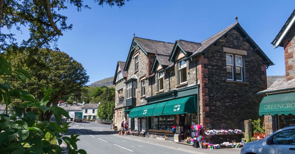 um edifício antigo numa rua numa pequena cidade em Church View Apartment em Coniston