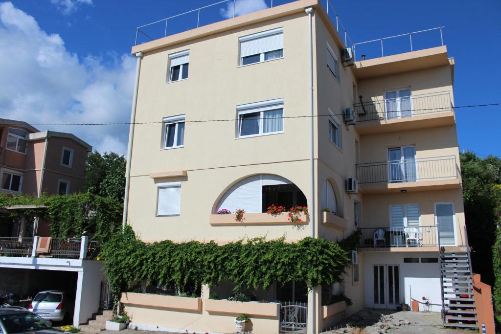 an apartment building with an arched window at Montenegrina Apartment in Budva
