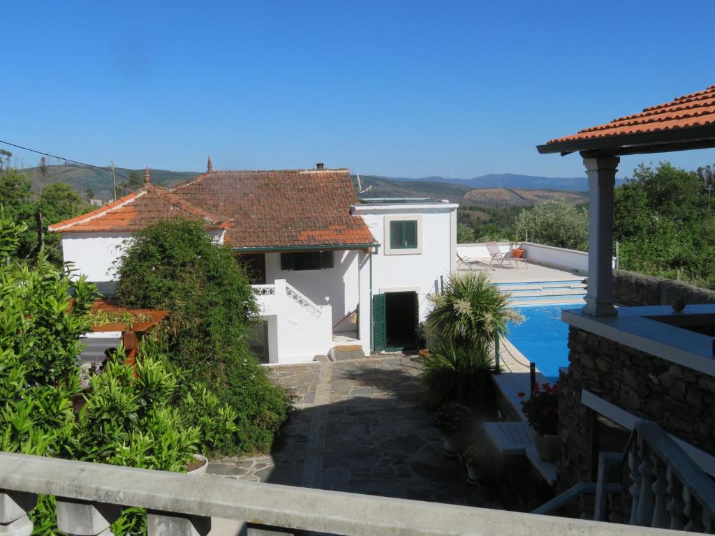 een balkon met uitzicht op het huis bij A Quinta da Colina ( Casinha ) in Castanheira de Pêra