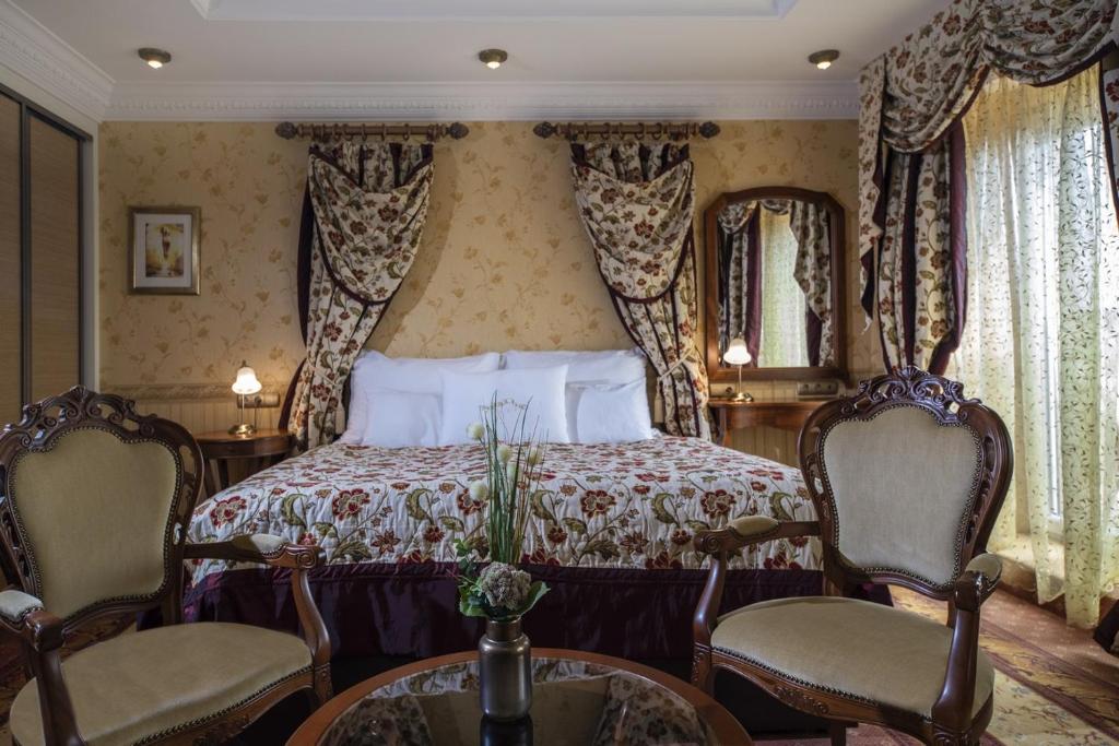Postel nebo postele na pokoji v ubytování Erla Villa Boutique Hotel