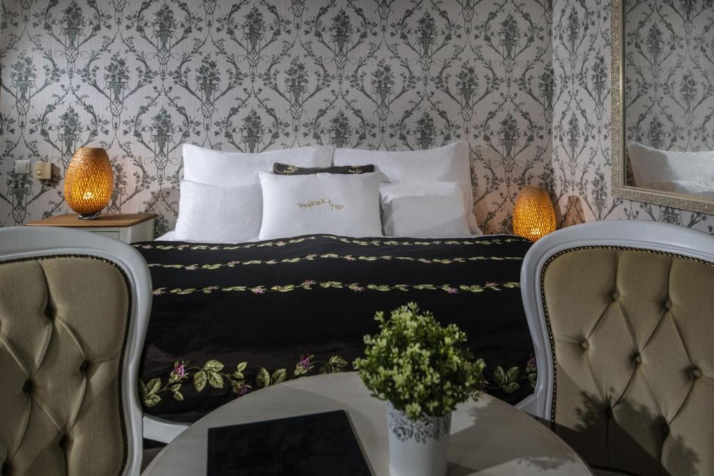 Postel nebo postele na pokoji v ubytování Erla Villa Boutique Hotel