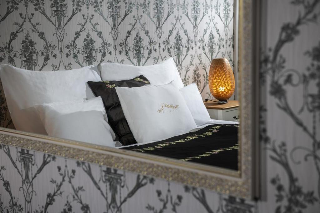 Postel nebo postele na pokoji v ubytování Erla Villa Boutique Hotel