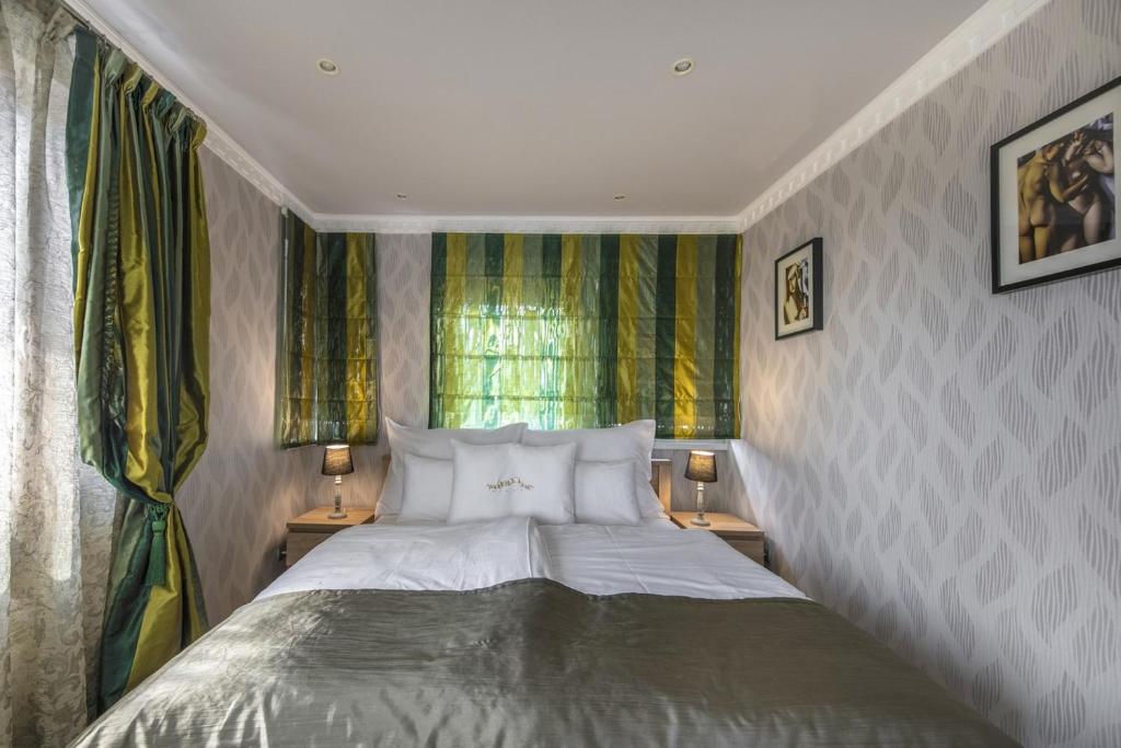 Postel nebo postele na pokoji v ubytování Erla Villa Boutique Hotel
