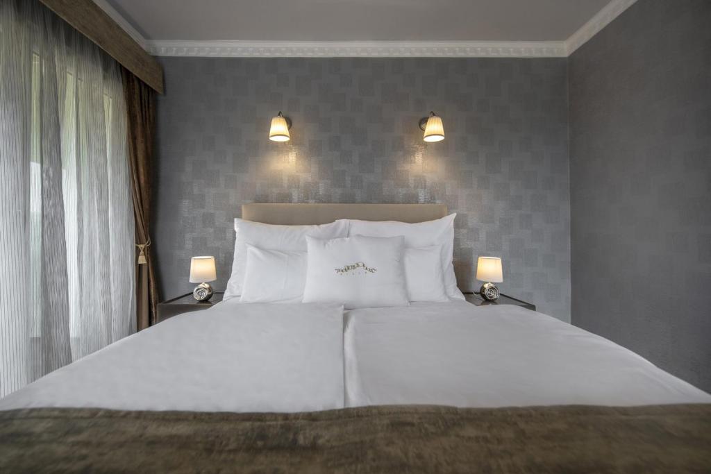 Postel nebo postele na pokoji v ubytování Erla Villa Boutique Hotel