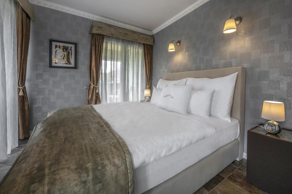 Postel nebo postele na pokoji v ubytování Erla Villa Boutique Hotel