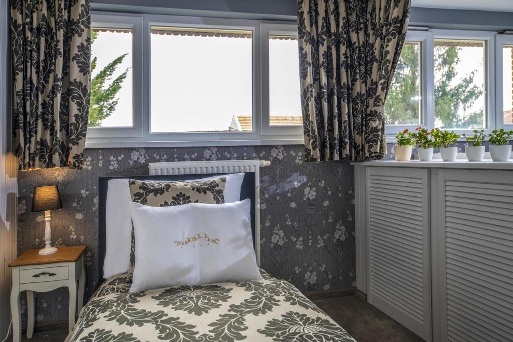 Postel nebo postele na pokoji v ubytování Erla Villa Boutique Hotel