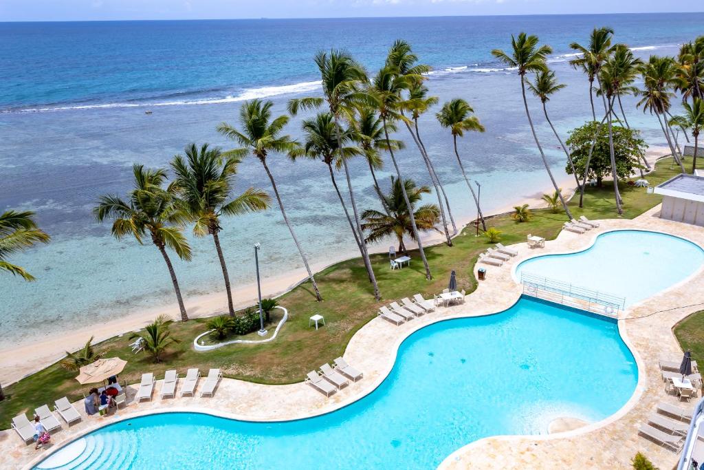 an aerial view of the pool and the beach at Las Olas Juan Dolio Beachfront View in Juan Dolio