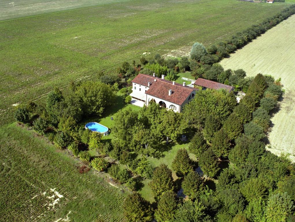 una vista aerea di una casa in un campo di The Mulberries a Vicenza