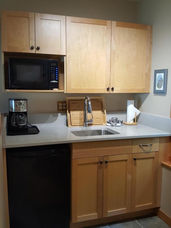 Cucina o angolo cottura di Reef Point Oceanfront Bed and Breakfast