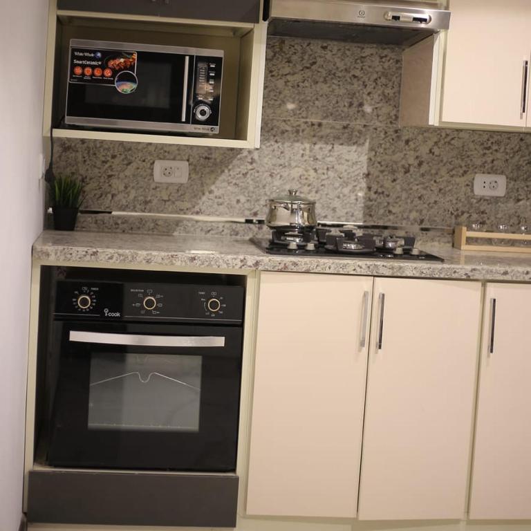 Kuchyň nebo kuchyňský kout v ubytování Apartment in Mohandesin (Families Only)