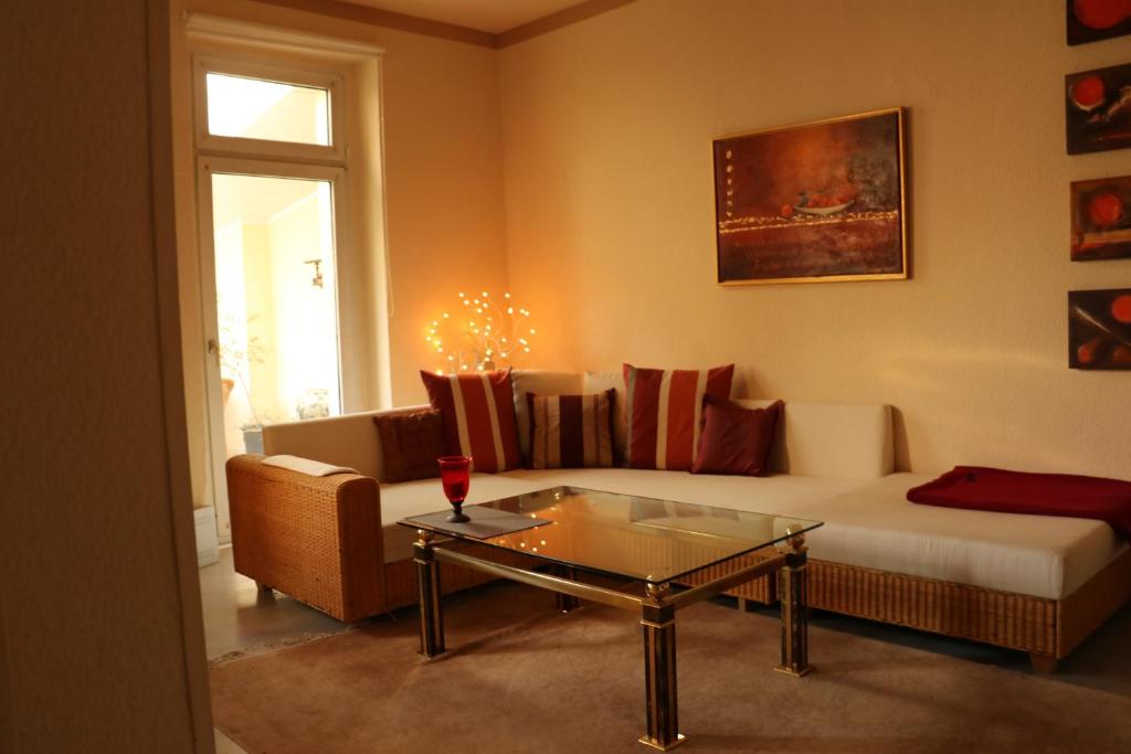 ミュルハイム・アン・デア・ルールにあるApartment mit Gartenblick und kleines Apartment im 3 Familienhausのリビングルーム(ソファ、コーヒーテーブル付)