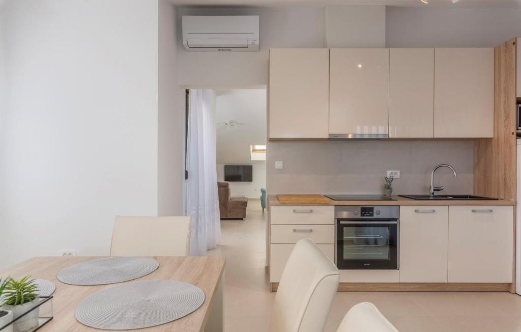 Kuchyňa alebo kuchynka v ubytovaní Apartments Hana in Funtana