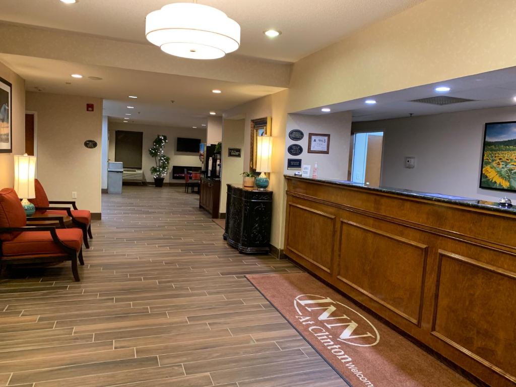 a waiting area of a hospital with a bar at Inn at Clinton in Clinton