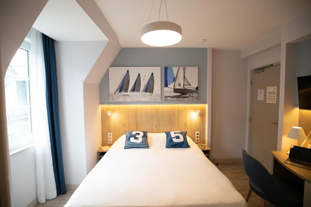 Hôtel des Marins, Saint-Malo客房内的一张或多张床位