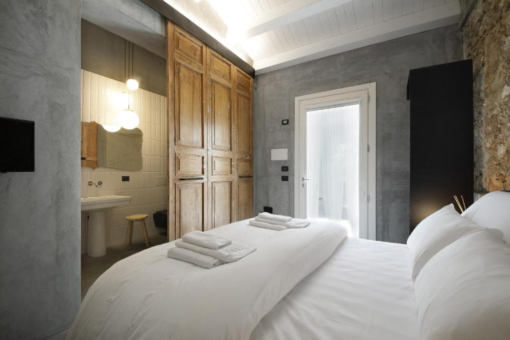 Postel nebo postele na pokoji v ubytování ISONZO SUITES