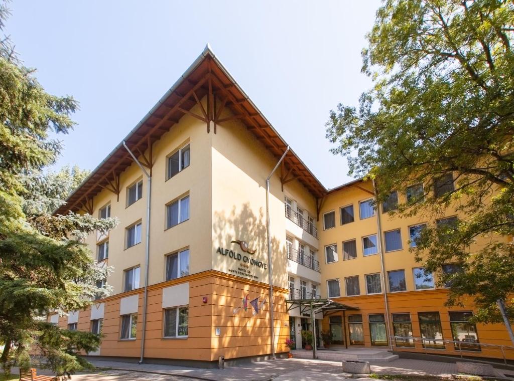 an image of the front of a building at Alföld Gyöngye Hotel in Orosháza