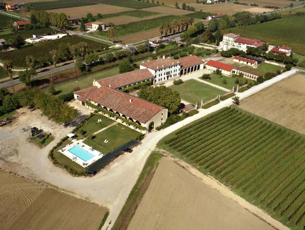 een luchtzicht op een huis met een zwembad en een wijngaard bij Apartment 4 Ciliegi 1 bedroom in Vicenza
