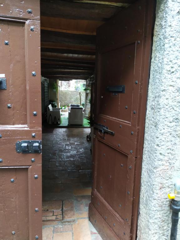 uma porta que dá para um quarto com um corredor em Le Lanterne em Albavilla