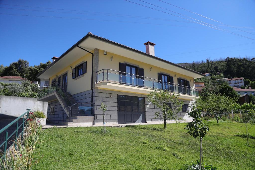 阿羅卡的住宿－BellaVista Alojamento，一座大型黄色房子,设有绿色庭院