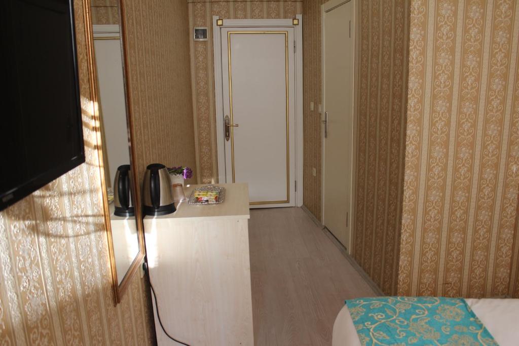Postel nebo postele na pokoji v ubytování Omega Inn